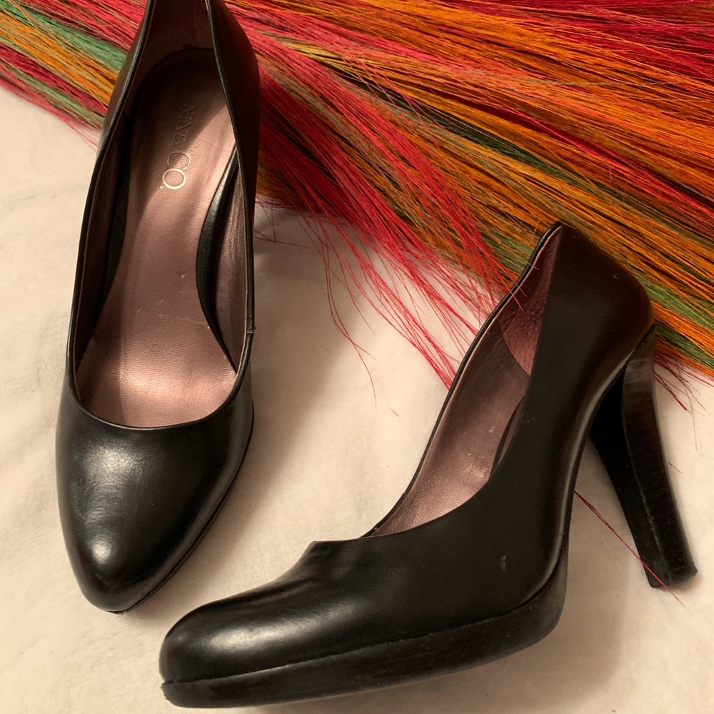 Simple Black Pumps